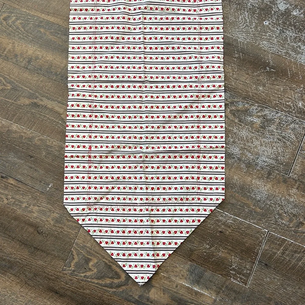 Valentines Day‎ quilted table runner with a vintage-style motif  hearts, gingham